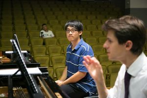 Prof. Roman Salyutov during the lesson with Kaihao Yang in the Philharmonic Hall of the National Forum of Music.<br> Photo by Andrzej Solnica.